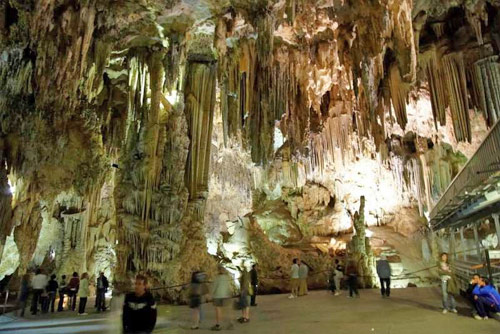 Die Höhle von Nerja erhält die Verdienstunterscheidung im Untergrundtourismus